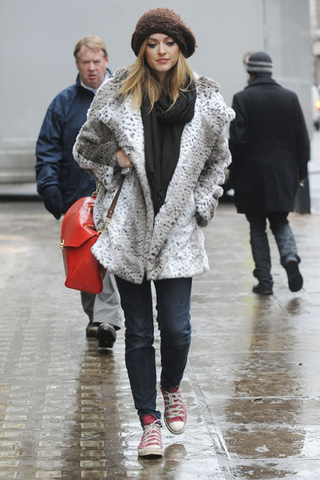 Illustration for article titled London's Epic Winter Makes For Interesting Celebrity Street Style